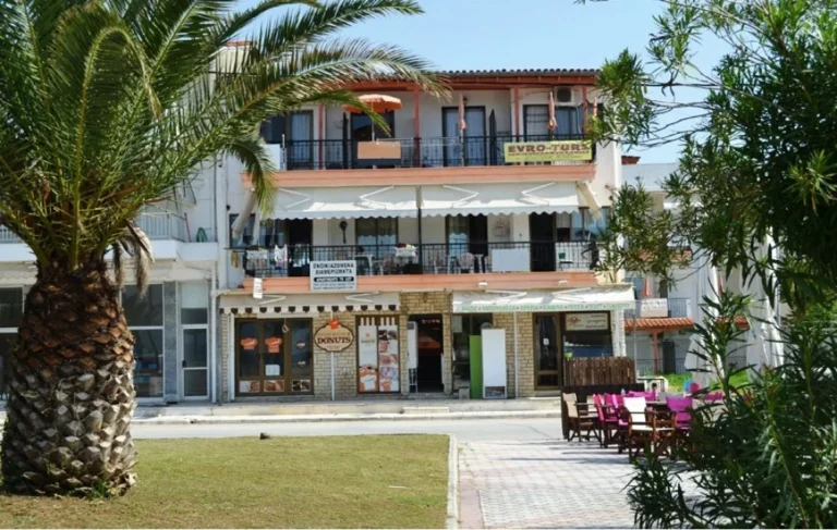 Vila-bouzalis-nea flogita-start-travel-1-dvoriste