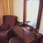 Hotel Trinity Bansko soba fotelja i ogledalo