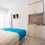 Vila DB Budva soba sa francuskim lezajem